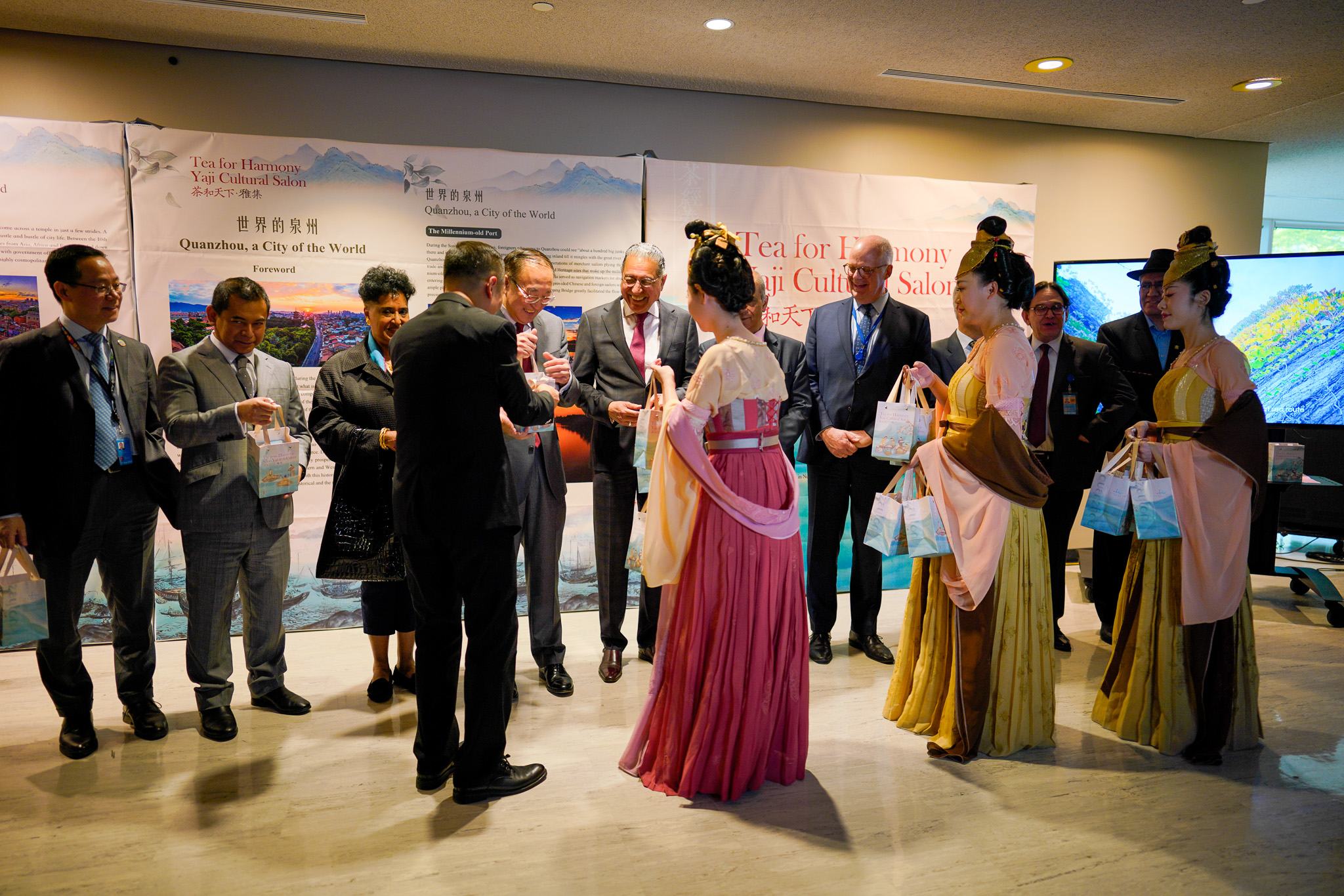 多国常驻联合国代表在国际茶日活动上接受来自中国泉州的礼物。