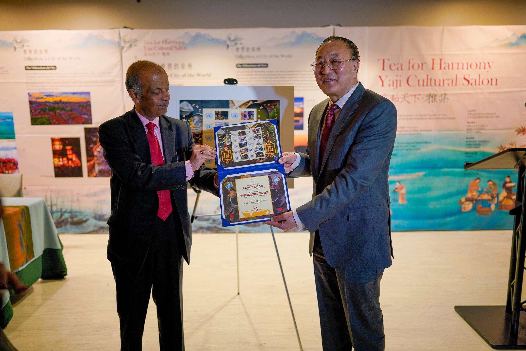 联合国主管外勤支助的副秘书长阿图尔·哈雷（左）与张军大使共同为“国际茶日”纪念邮票揭幕。