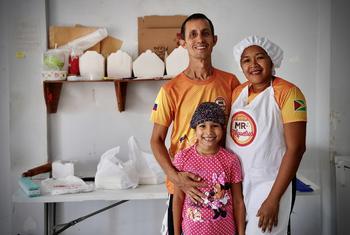 Alis (izquierda), Rosermarys (derecha) y Sofía son una familia venezolana que vive en Guyana y tiene un negocio de comida típica de su país.