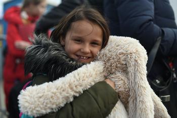 Menina de sete anos abraça brinquedo na fronteira de Medyka, na Polônia, depois de fugir da Ucrânia com sua família.