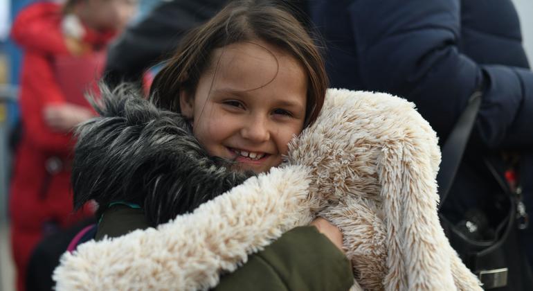 Menina de sete anos abraça brinquedo na fronteira de Medyka, na Polônia, depois de fugir da Ucrânia com sua família.