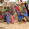 چاڈ کی سرحد کے قریب سوڈان سے آئے پناہ گزین عارضی پناہ گناہوں میں بیٹھے ہیں۔
