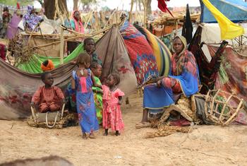  أناس يبحثون عن مأوى عند نقطة دخول للاجئين تقع على بعد 5 كيلومترات من الحدود التشادية مع السودان. وكان معظم هؤلاء الأشخاص قد نزحوا داخليا من قبل في منطقة دارفور.