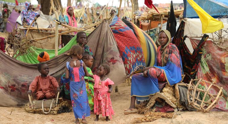 چاڈ کی سرحد کے قریب سوڈان سے آئے پناہ گزین عارضی پناہ گناہوں میں بیٹھے ہیں۔