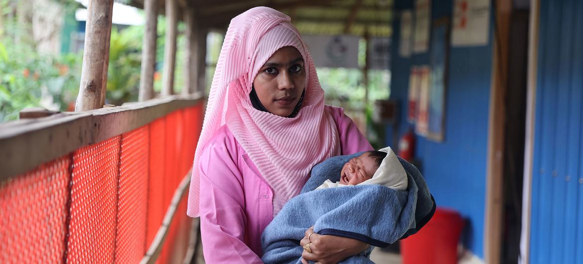 27 वर्षीया नसरीन ख़ातून, बांग्लादेश के कॉक्सेस बाज़ार में चक्रवात मोका के प्रकोप के दौरान ख़दीजा* को अपने बच्चे को सुरक्षित तरीक़े से जन्म देने में मदद करने के लिए ड्यूटी पर मौजूद दाइयों में से एक थीं.