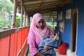 27 वर्षीया नसरीन ख़ातून, बांग्लादेश के कॉक्सेस बाज़ार में चक्रवात मोका के प्रकोप के दौरान ख़दीजा* को अपने बच्चे को सुरक्षित तरीक़े से जन्म देने में मदद करने के लिए ड्यूटी पर मौजूद दाइयों में से एक थीं.