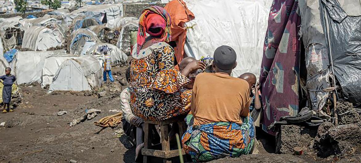Des survivants de violences sexuelles en République démocratique du Congo recoivent un appui d'employés de l'UNFPA.