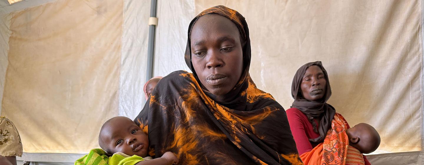 Une réfugiée soudanaise est assise avec ses jumeaux de trois mois dans un centre de sensibilisation à l'allaitement et à la nutrition soutenu par l'UNICEF dans l'est du Tchad.