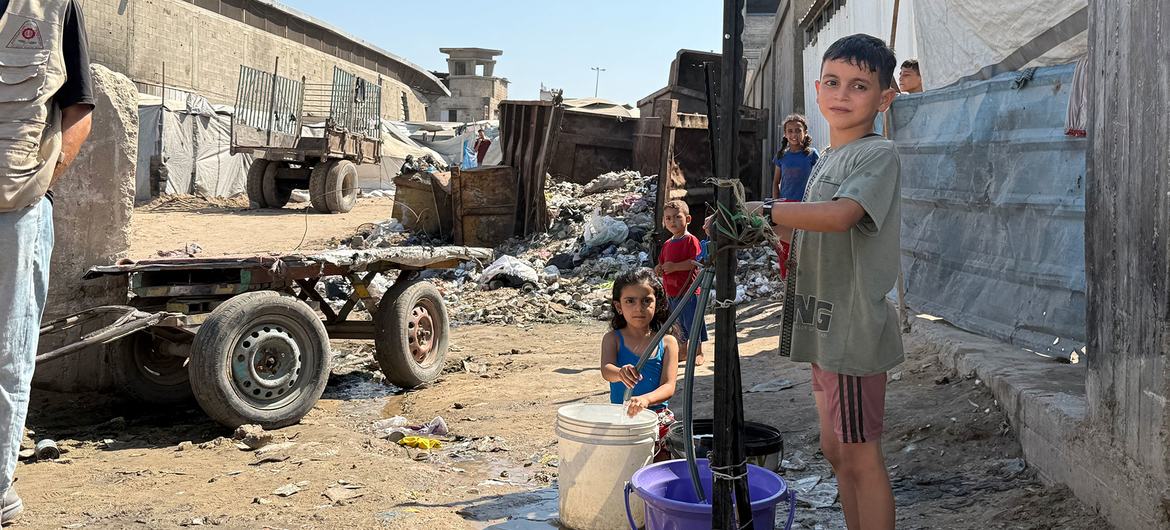 Children collect water in northern Gaza.
