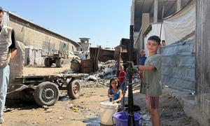 Unos niños recogen agua en el norte de Gaza.