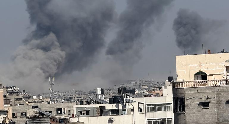 El humo de las explosiones se eleva desde el barrio de Shujaia, en la ciudad de Gaza. El humo de las explosiones se eleva desde el barrio de Shujaia, en la ciudad de Gaza.