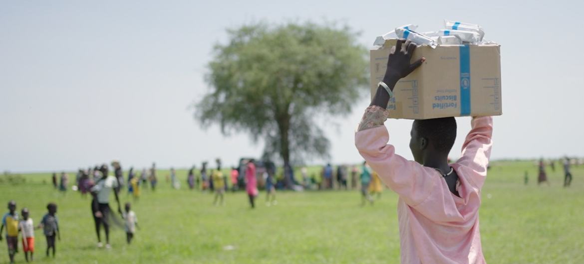 South Sudanese refugees receive assistance from WFP at the Ethiopian border.