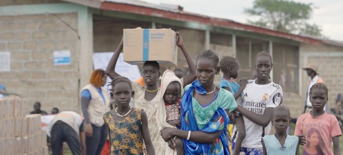 Беженцы из Южного Судана получают помощь при пересечении границы с Эфиопией.