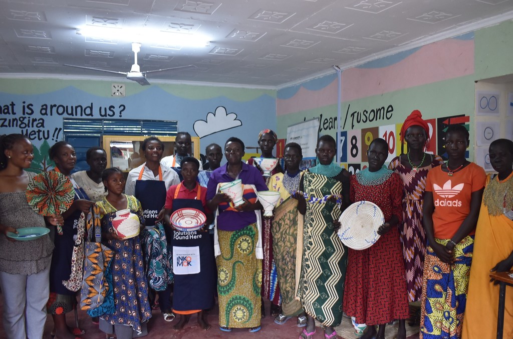 Wanawake wakimbizi wanaofuma vikapu na kutunga shanga kwa ajili ya bishara ndondogo Kalobeyei, Kakuma, Turkana. Wanawake wakimbizi wanaofuma vikapu na kutunga shanga kwa ajili ya bishara ndondogo Kalobeyei, Kakuma, Turkana.
