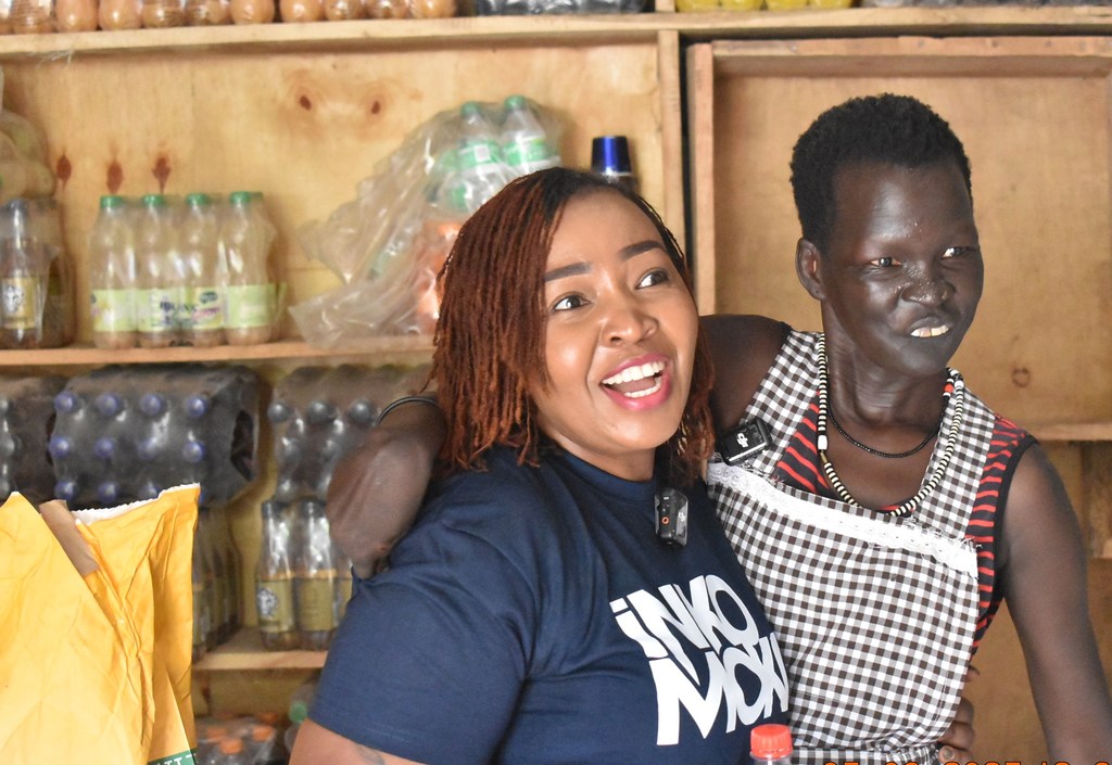 Elizabeth Lueth (kulia), Mkimbizi na Mmiliki wa duka Kakuma akiwa pamoja na Mkurugenzi mkuu wa Inkomoko-kenya Margaret Mengo (kushoto). Elizabeth Lueth (kulia), Mkimbizi na Mmiliki wa duka Kakuma akiwa pamoja na Mkurugenzi mkuu wa Inkomoko-kenya Margaret Mengo (kushoto).