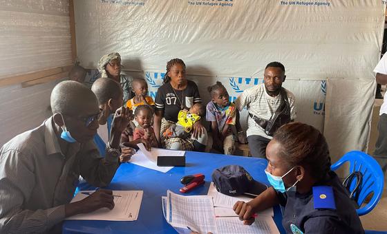 Uma família de refugiados em Angola reúne-se com as autoridades e funcionários do Acnur antes de regressar voluntariamente à República Democrática do Congo