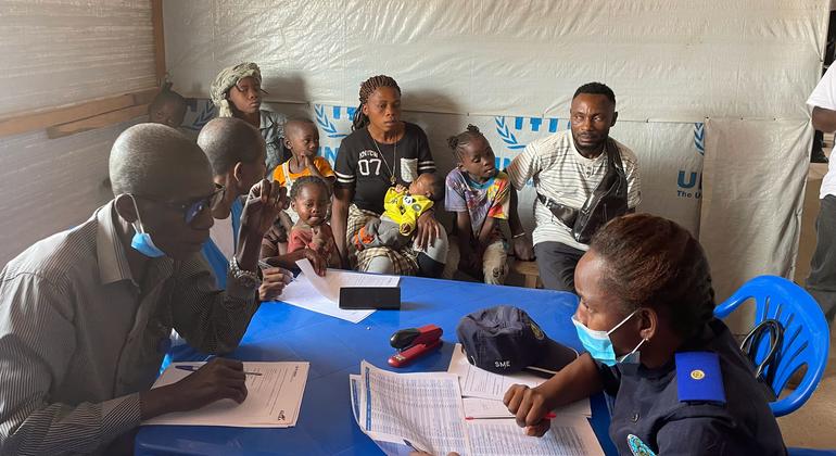 Uma família de refugiados em Angola reúne-se com as autoridades e funcionários do Acnur antes de regressar voluntariamente à República Democrática do Congo