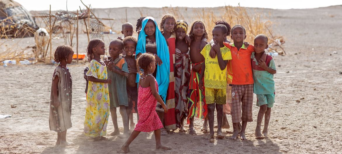 أطفال نزحوا بسبب النزاع والجفاف. الصورة في سيميرا، منطقة أفار، إثيوبيا.