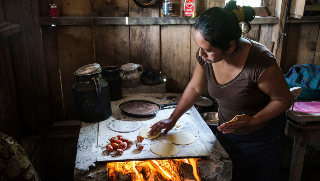 Une femme cuisine des tortillas de maïs pour nourrir sa famille.