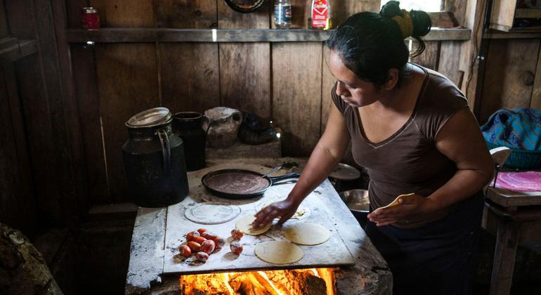 Una mujer cocina tortillas de maíz para alimentar a su familia.