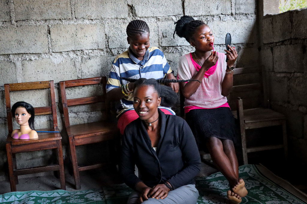 Des jeunes filles apprennent le tressage et le maquillage au centre de formation de l'assocation PAIF, à Goma, en République démocratique du Congo.