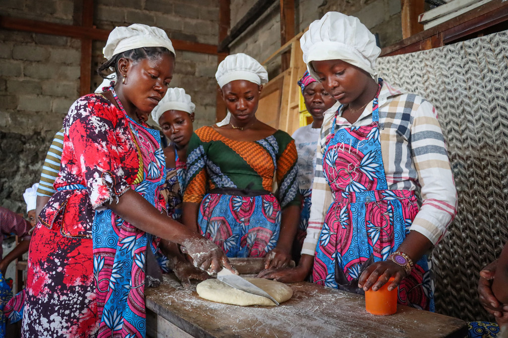 Des jeune filles apprennent la pâtisserie au centre de formation de l'association PAIF à Goma, en République démocratique du Congo.