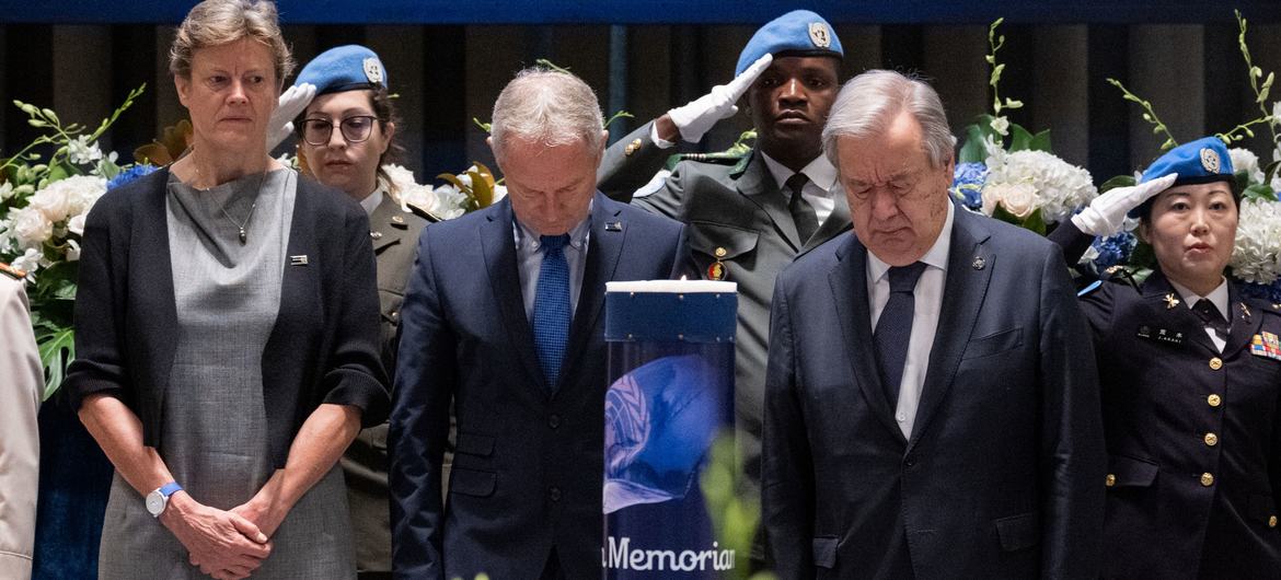 संयुक्त राष्ट्र महासचिव एंतोनियो गुटेरेश, अपना सर्वोच्च त्याग करने वाले यूएन कर्मचारियों को श्रृद्धांजलि अर्पित कर रहे हैं.