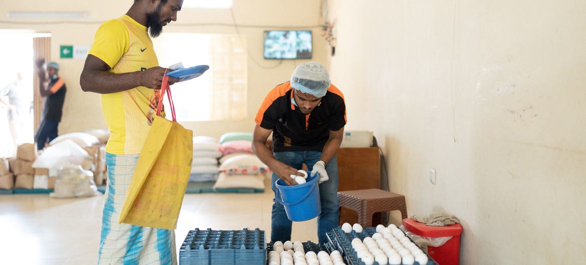 工作人员正在整理鸡蛋，准备分发给考克斯巴扎尔的罗兴亚难民。