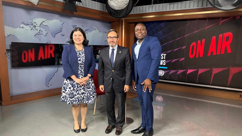 Jorge Moreira da Silva, Monica Grayley e Eleutério Guevane posam juntos em estúdio de televisão.