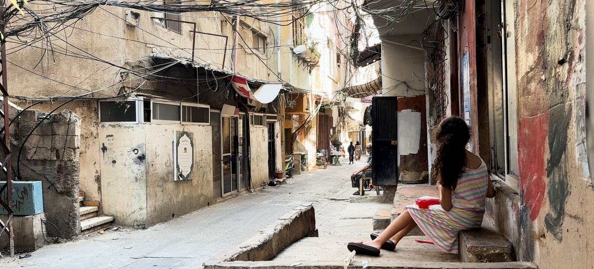 Девочка на ступеньках своего дома в лагере Аль-Биддави.