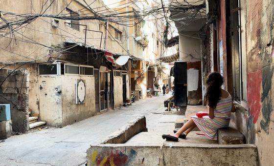Una niña sentada frente a su casa en el campo de palestinos refugiados de Al-Biddawi, en Líbano.