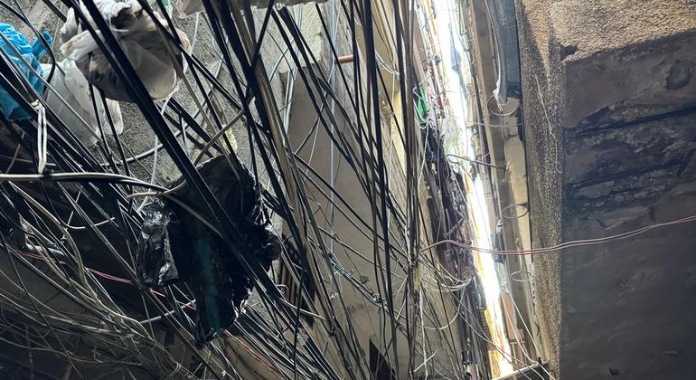 Los cables eléctricos forman una red por la que las ratas trepan a las viviendas del campo Al-Baddawi, en Líbano.