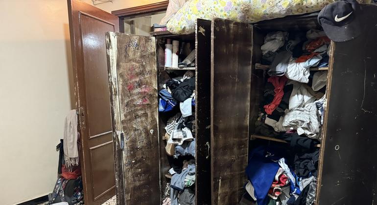 غرفة النوم الوحيدة التي ينام فيها معظم أفراد عائلة أحمد في مخيم البداوي للاجئين، شمال لبنان.