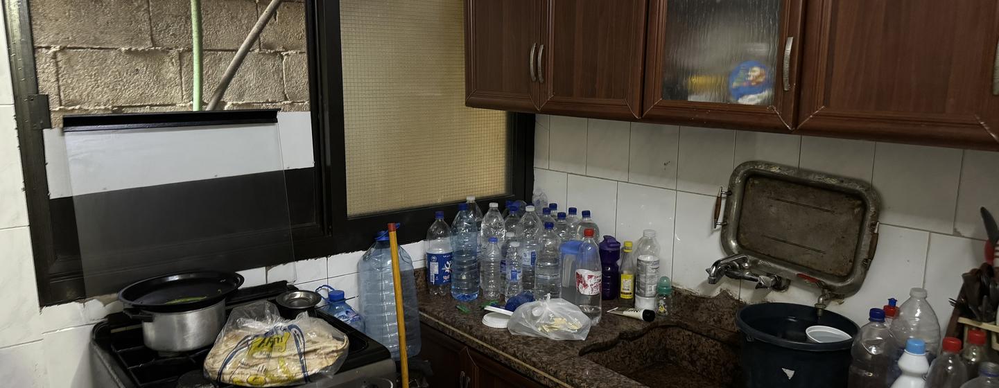 На кухне лишь пустые бутылки воды и хлеб.