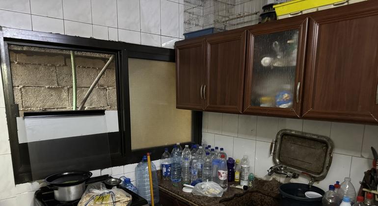 لا يوجد في مطبخ عائلة أحمد سوى زجاجات مياه فارغة وكيس خبز.
