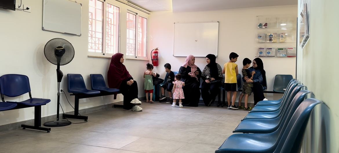 Des mères et leurs enfants dans la salle d'attente du centre de santé de l'UNRWA dans le camp de réfugiés d'Al-Baddawi, au nord du Liban.