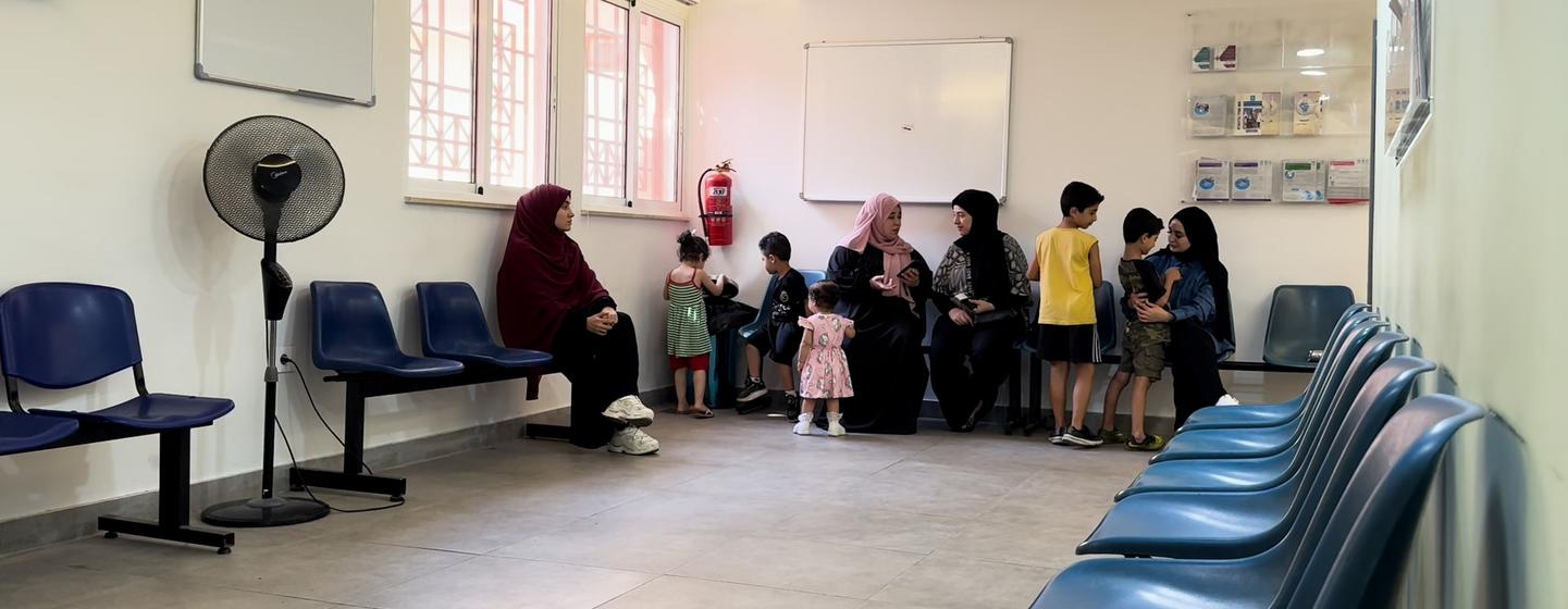Женщины с детьми ждут приема в медицинском центре БАПОР.
