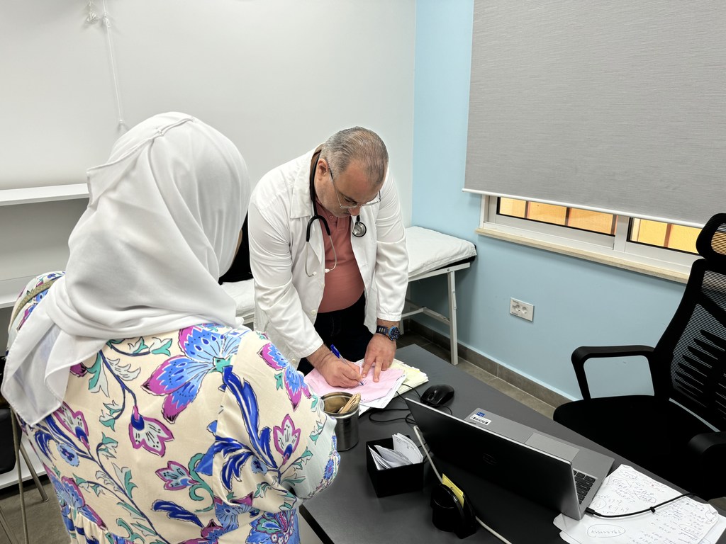 Le Dr Mohamed Badran, Directeur du centre de santé de l'UNRWA dans le camp d'Al-Biddawi, rencontre un patient.