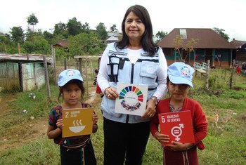 联合国驻危地马拉协调员弗洛雷斯（Rebeca Arias Flores）在两个孩子的帮助下宣传可持续发展目标。
