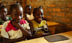 وسطی افریقہ کے علاقے بنگوئی کے ایک سکول میں زیر تعلیم بچیاں