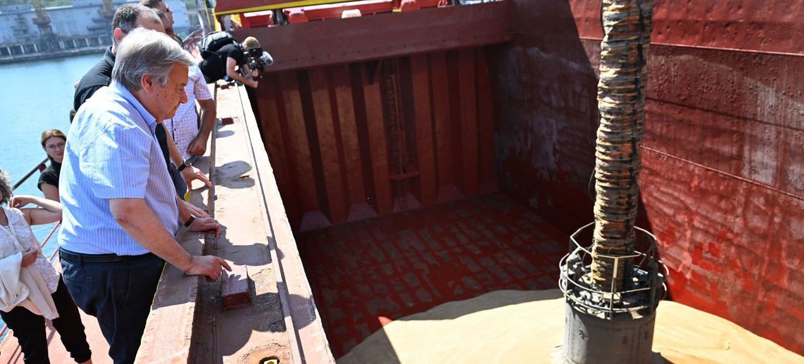Le Secrétaire général António Guterres regarde un cargo être chargé de céréales sur le navire Kubrosliy, dans le port d'Odessa, en Ukraine (photo d'archives)..
