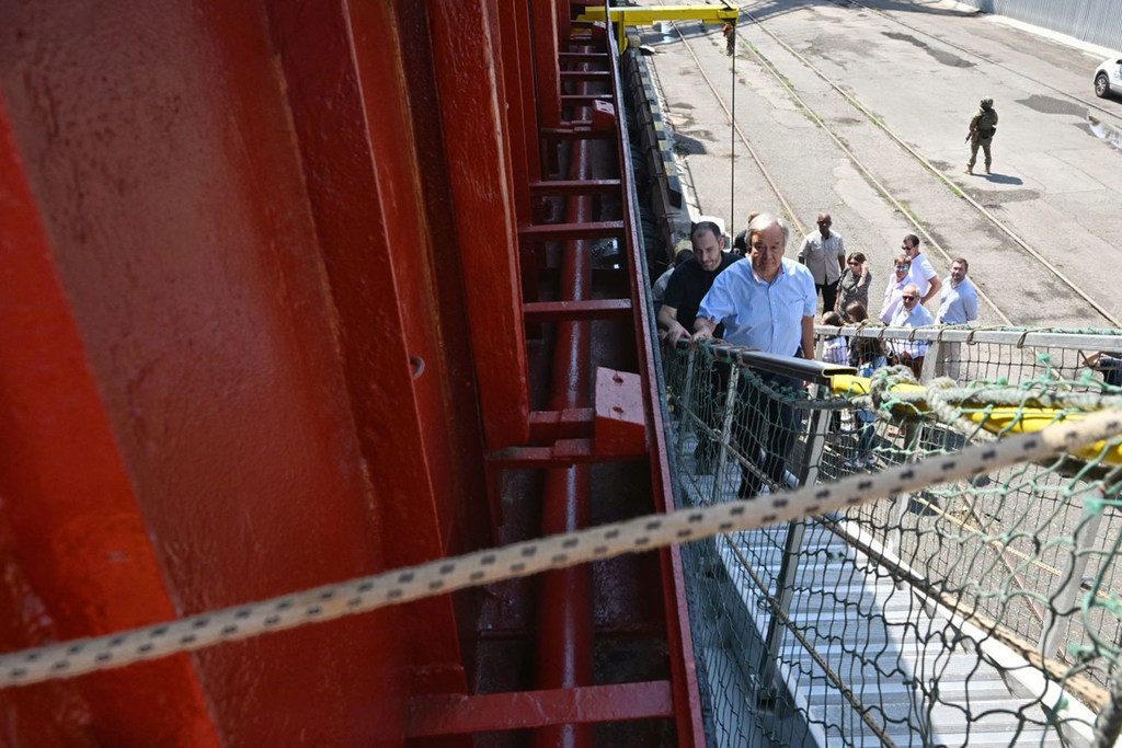 Le Secrétaire général António Guterres monte à bord du navire Kubrosliy à Odessa, en Ukraine (photo d'archives).