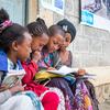 在埃塞俄比亚提格雷中部，几个女孩坐在一所联合国儿童基金会支持的学校外学习。