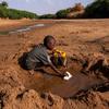 Un garçon collecte le peu d'eau qu'il trouve dans une rivière asséchée en raison de la sécheresse à Dollow, en Somalie (photo d'archives).