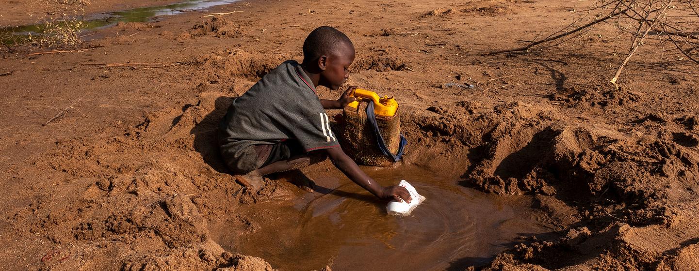 Un garçon collecte le peu d'eau qu'il trouve dans une rivière asséchée en raison de la sécheresse à Dollow, en Somalie (photo d'archives).