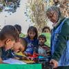 一名由联合国儿童基金会支持的教师在叙利亚阿勒颇东部农村的一个综合学习中心为儿童提供心理社会支持课程。