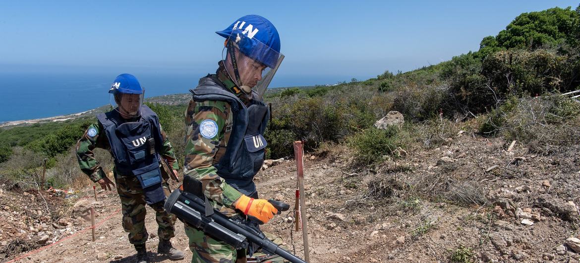 As forças de paz cambojanas da UNIFIL conduzem uma operação de remoção de minas perto da Linha Azul em Ras Naqoura, sul do Líbano.