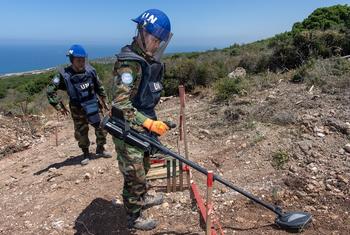 Soldados da paz cambojanos da Unifil realizando uma operação mecânica de desminagem ao longo da Linha Azul em Ras Naqoura, sul do Líbano