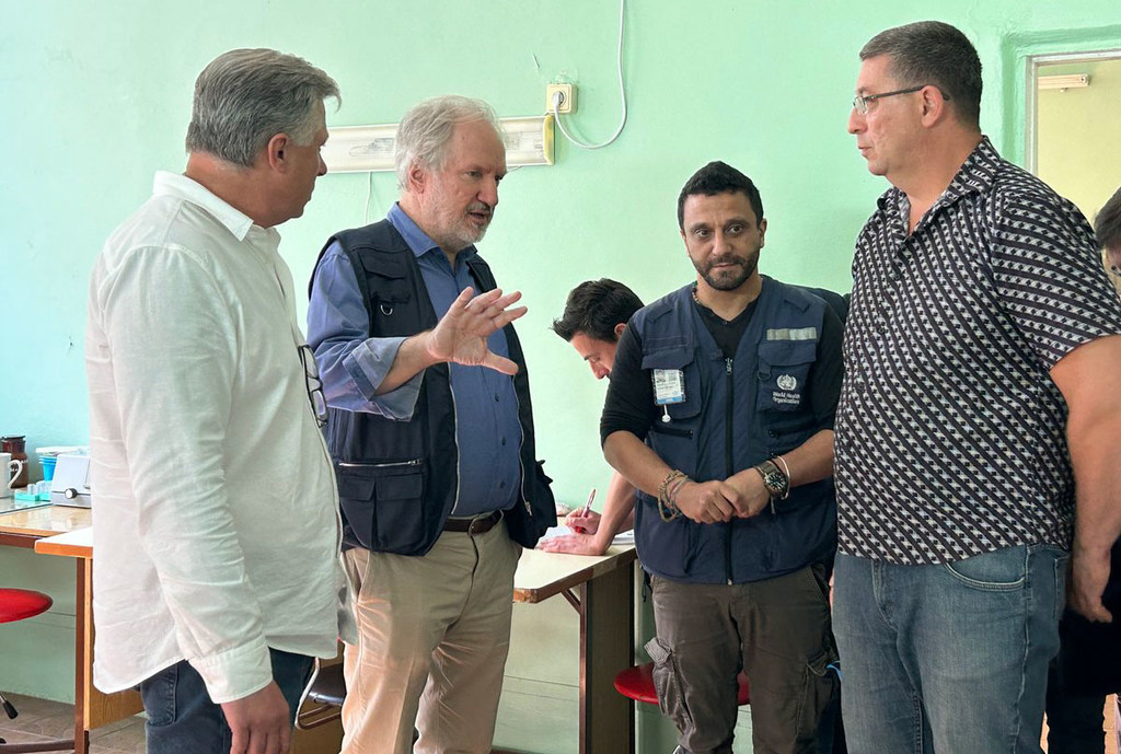 Andreas Papacon, Directeur Voisinage et Moyen-Orient, Commission européenne @eu_echo (centre gauche), avec Emanuele Bruni, Responsable des incidents de @WHOUkraine (centre droite), a visité l'hôpital municipal de Kryvyi Rih №16. Ils ont livré des fournitures médicales essentielles pour aider les personnes qui vivent près de la ligne de contact.