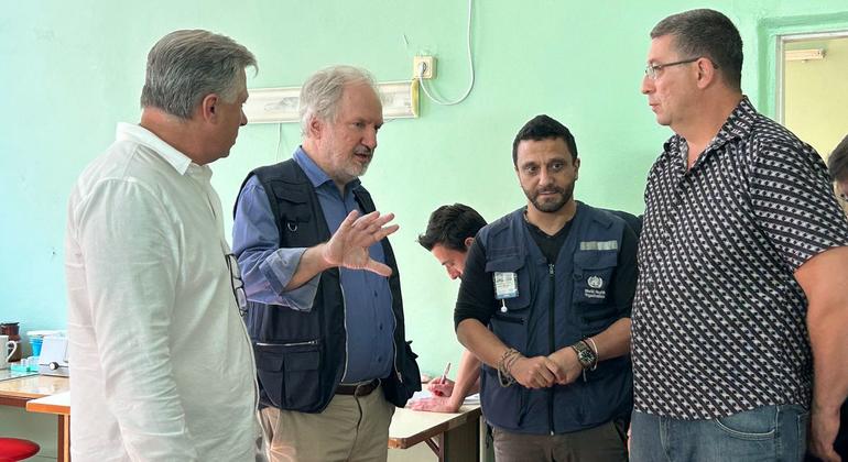 Andreas Papacon, Directeur Voisinage et Moyen-Orient, Commission européenne @eu_echo (centre gauche), avec Emanuele Bruni, Responsable des incidents de @WHOUkraine (centre droite), a visité l'hôpital municipal de Kryvyi Rih №16. Ils ont livré des fournit…